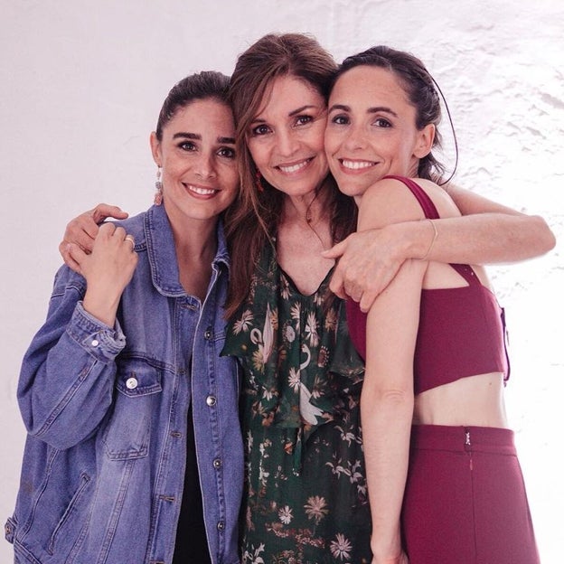 Candela Tiffón junto a sus dos hijas. 