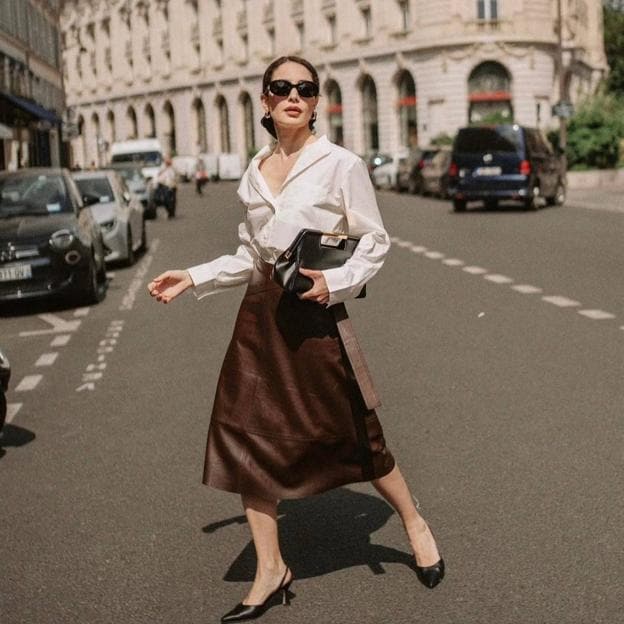 Influencer con falda midi tendencia