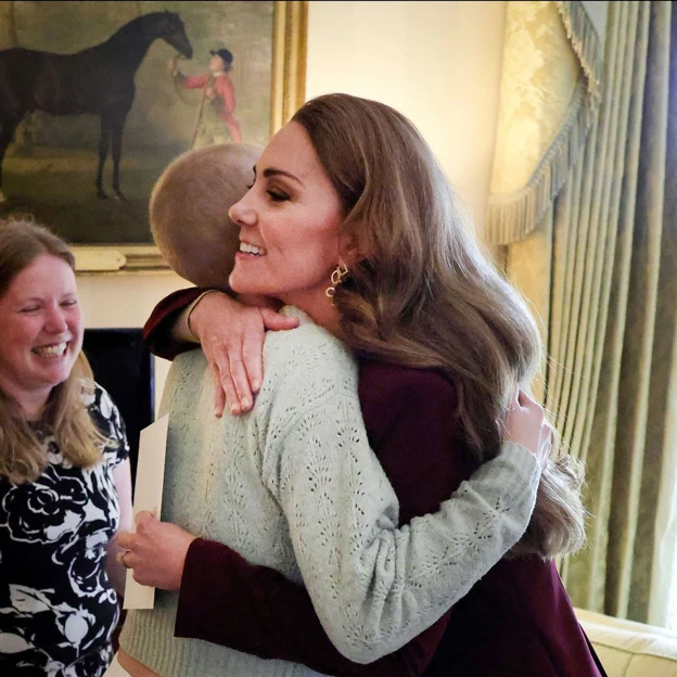 Kate Middleton abrazando a Liz Hatton. 