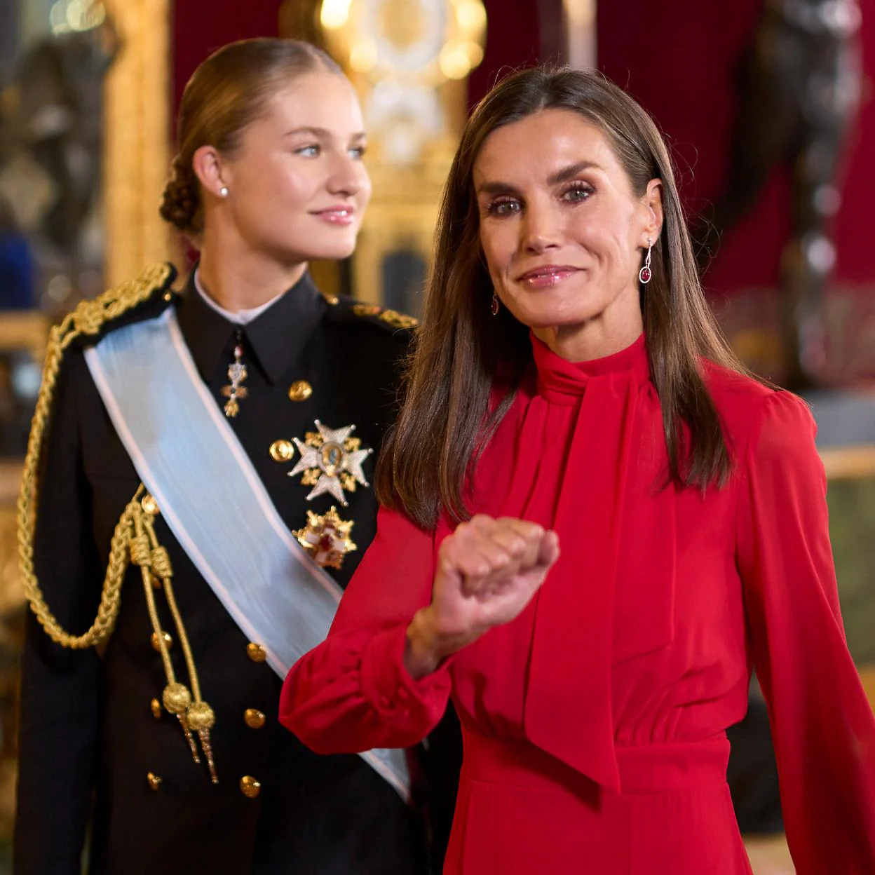 La reina Letizia y la princesa Leonor, saliendo del Salón del Trono al terminar la recepción del Día de la Hispanidad. /LIMITED PICTURES