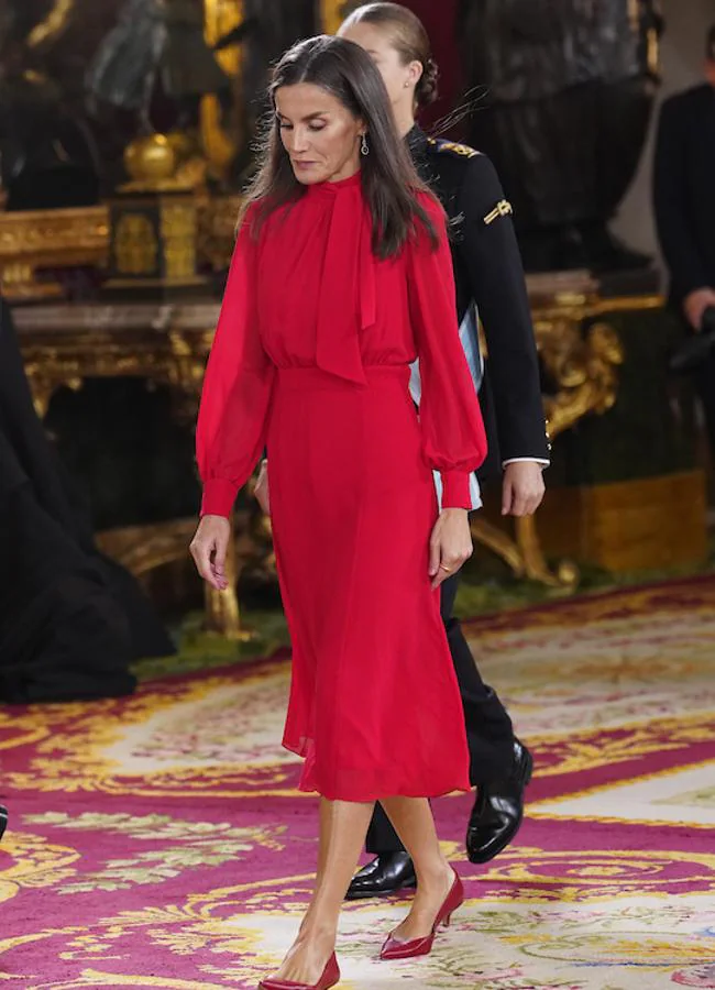 La reina Letizia ha apostado por el rojo, su color favorito, en el Día de la Hispanidad. / LIMITED PICTURES