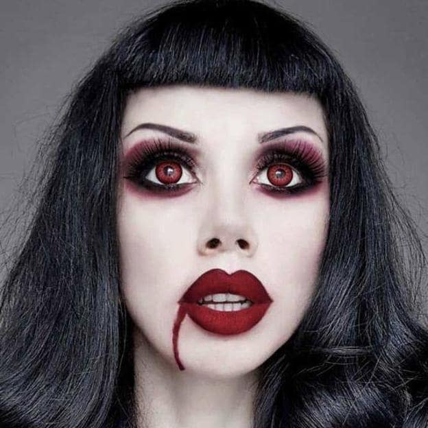 Maquillaje de vampiresa con ojos rojos para Halloween