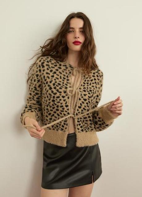 Chaqueta de punto con estampado animal de Stradivarius (29,99 euros)