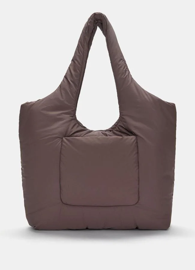 Bolso shopper nylon de Pull&Bear, 15,99 euros.