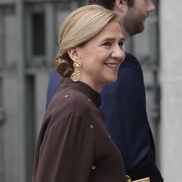 La infanta Cristina tiene el look de invitada perfecto para las bodas de otoño: mantón XL y los pantalones más favorecedores