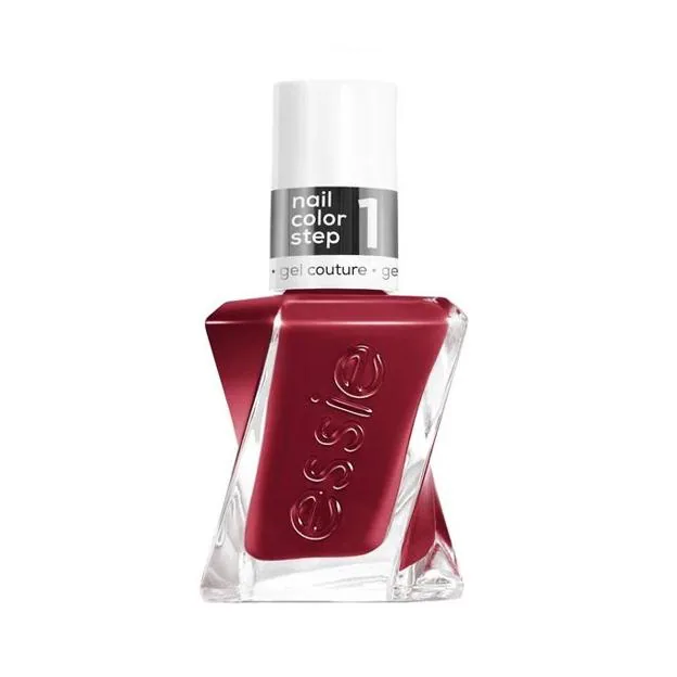 Esmalte de uñas gel couture de essie en el tono burdeos put in the patchwork. Cuesta 12,95 euros en Druni.