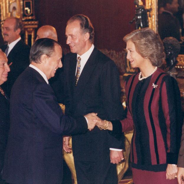 Sabino Fernández Campo saluda a la reina Sofía el 11 de octubre de 1993, durante la recepción del Día de la Hispanidad. 