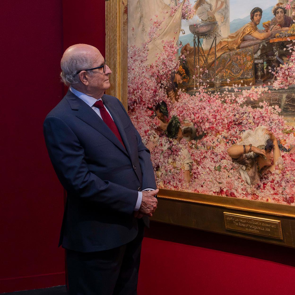 Pérez Simón, ante 'Las rosas de Heliogábalo', de Alma Tadema. /CORTESÍA CENTROCENTRO