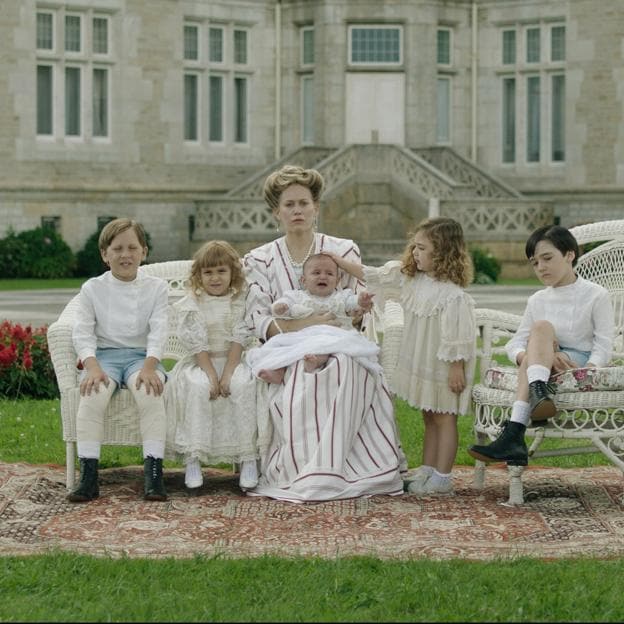 Escena de la serie en la que se recrea a la reina Victoria Eugenia de Battenberg con sus hijos en el palacio de la Magdalena. 