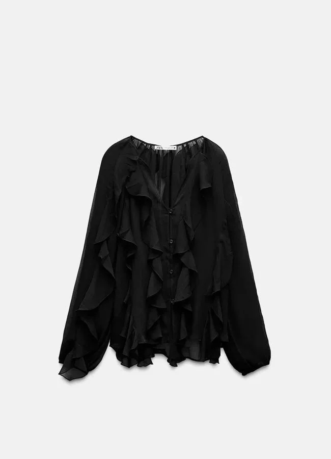 Blusa negra con volantes de Zara, 39,95 euros.