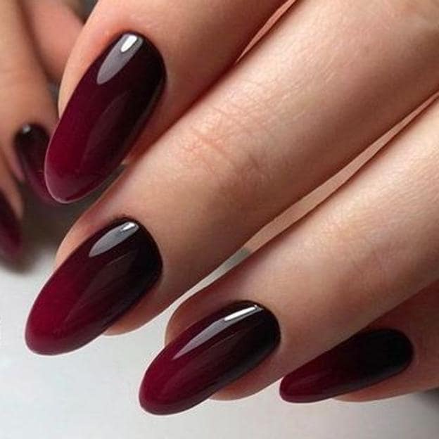 Uñas black cherry difuminadas