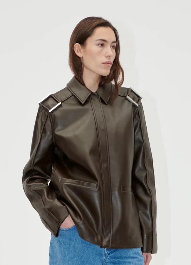 Chaqueta de cuero en color marrón chocolate de Stine Goya (350 euros):