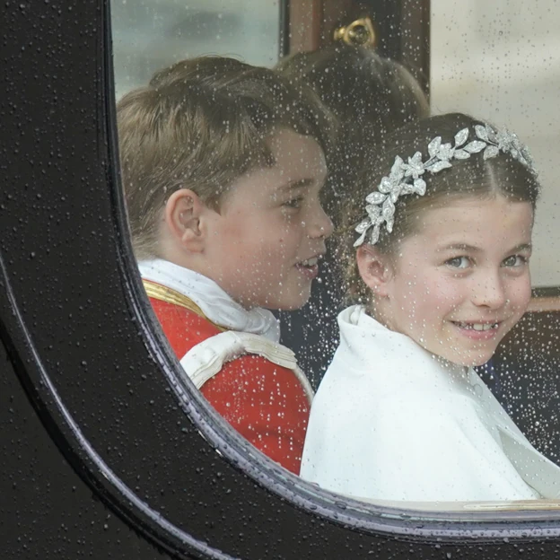 Los príncipes George y Charlotte. 