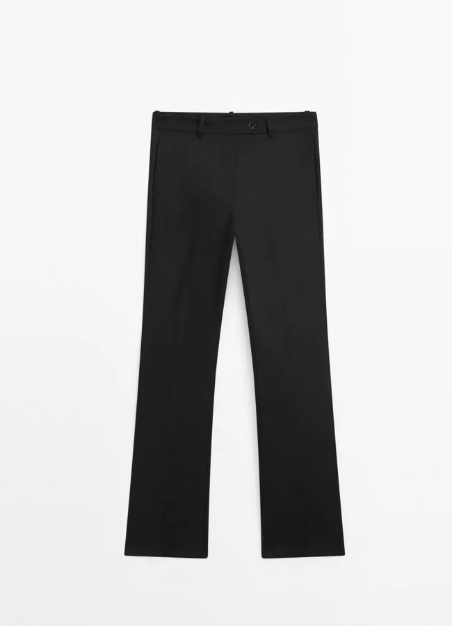 Pantalones negros con línea, 79,95 euros.