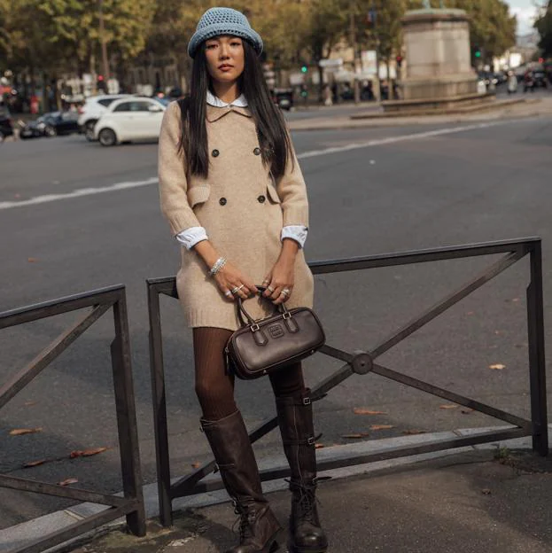 Mujer con vestido suelto y botas