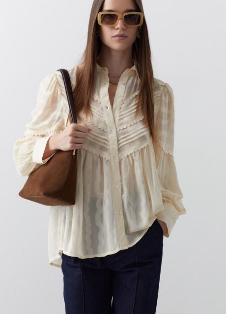 Blusa blanca de Sfera (35,99 euros)