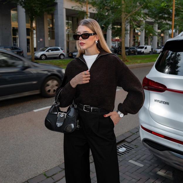 Influencer con look de jersey con cremallera