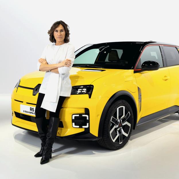 Renault 5, el icono está de vuelta: uno de los eléctricos más esperados ya está a la venta, desde 31.584 € y con 410 km de autonomía. Su diseño, casi idéntico al del R5 «de toda la vida», es uno de sus atractivos y se lo debemos a la diseñadora española Paula Fabregat (abajo), que ha puesto todo su saber hacer en este eléctrico que parece llegado de los años 70 para enamorarnos en el siglo XXI.