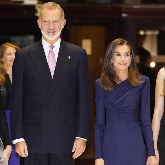 El curioso vestido alquilado de la reina Letizia en el Concierto de los Premios Princesa de Asturias: es de Roland Mouret y lo devuelve en cuatro días