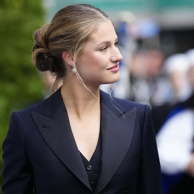 El look minimalista de la princesa Leonor en los Premios Princesa de Asturias 2024: traje negro con chaleco y recogido favorecedor