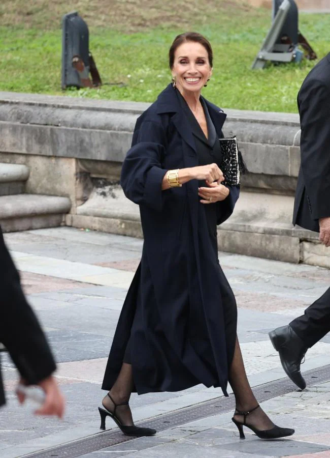 Ana Belén con gabardina y salones kitten. Foto: Getty.