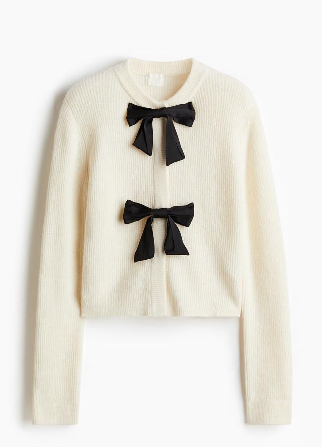 Chaqueta de punto con detalle de lazos de H&M. 