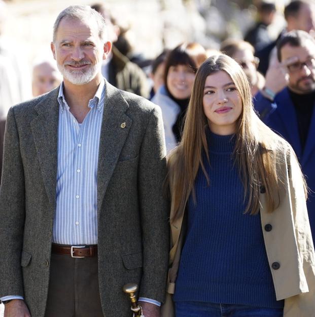 La infanta Sofia con gabardina corta.