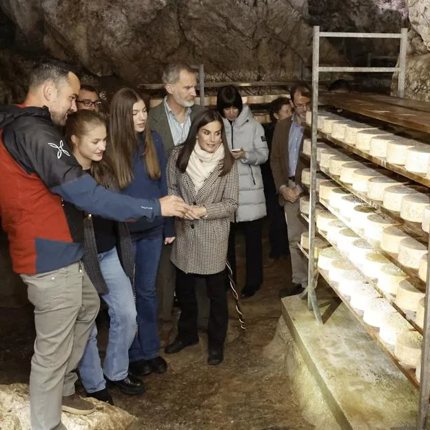 La familia real visitó la cueva de Jorcadiellu, donde maduran los mejores quesos de Cabrales. 