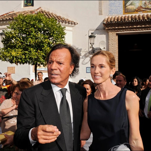 Miranda Rijnsburger y Julio Iglesias, en una boda celebrada en Marbella. 