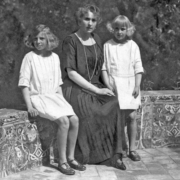 La reina Victoria Eugenia, con sus hijas Beatriz y Cristina. 