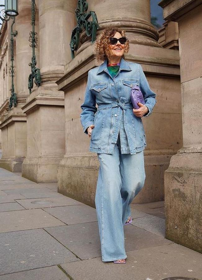 Influencer con look denim de chaqueta con cinturón y vaqueros wide leg/@venswifestyle