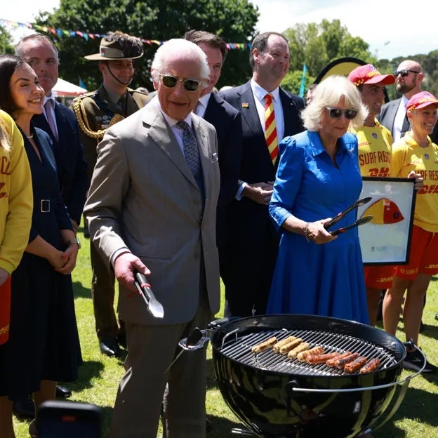 Carlos y Camilla, de barbacoa en su reciente viaje por Australia. 