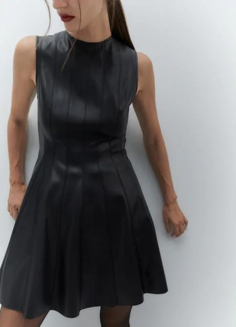 Vestido negro efecto piel de Sfera (39,99 euros)