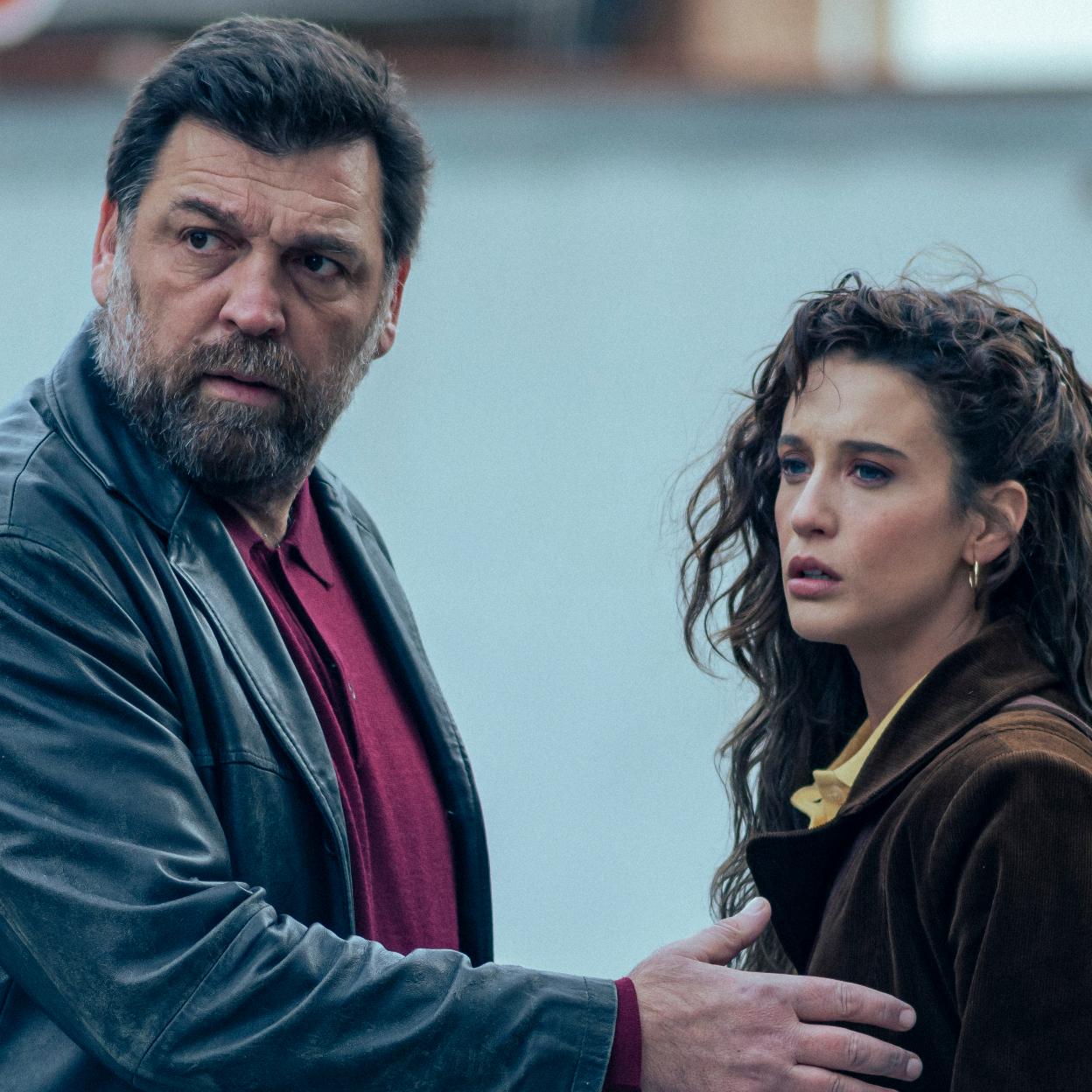 Hovik Keuchkerian y María Pedraza en una imagen del quinto episodio de la miniser de Netflix, Asalto al Banco Central./netflix