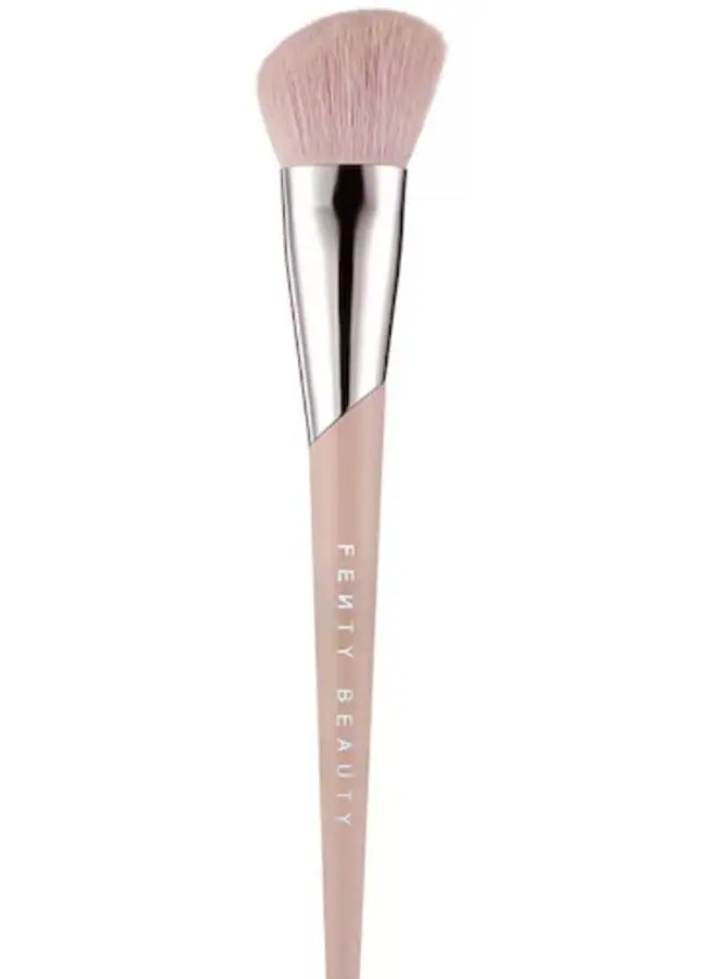 Brocha Face Shaping Brush 125 de Fenty Beauty (SEPHORA)