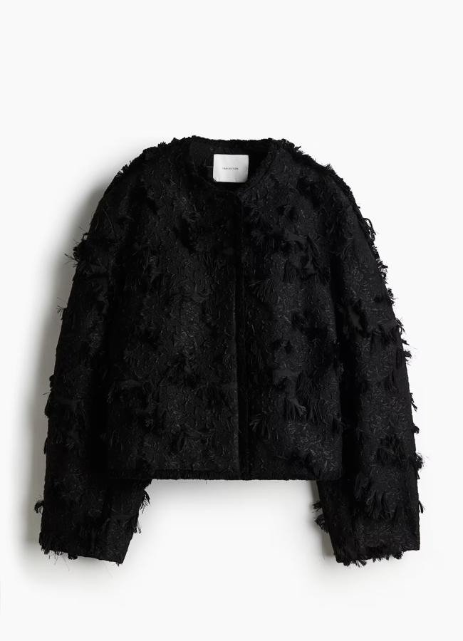 Chaqueta en negro jacquard de H&M.