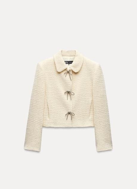 Chaqueta blanca con botones lazo de Zara (45,99 euros)