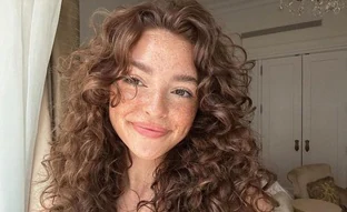 Geles de rizos sin efecto crunchy para definir y controlar el frizz con acabado natural