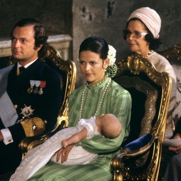 La madre de Silvia de Suecia, en el bautizo de su nieta, Victoria de Suecia. La vemos detrás de los reyes.