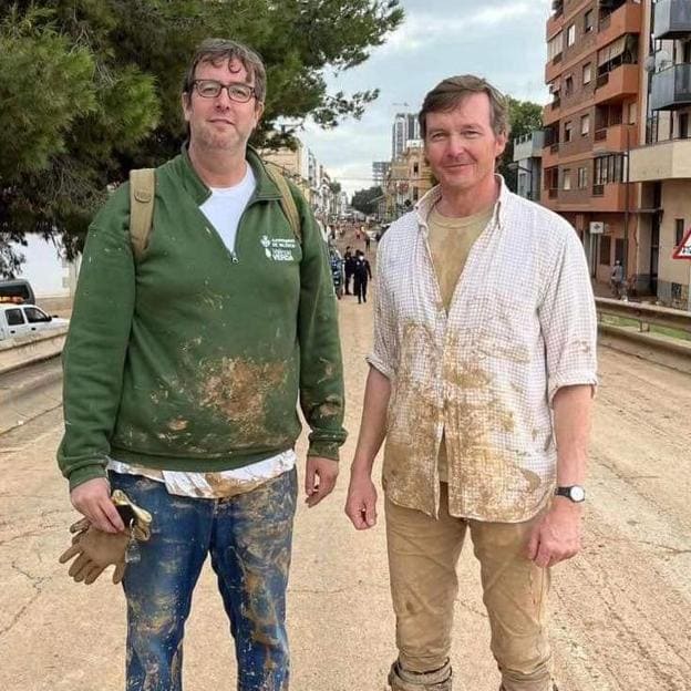 Pedro de Borbón-Dos Sicilias (derecha) en sus tareas de voluntariado. 