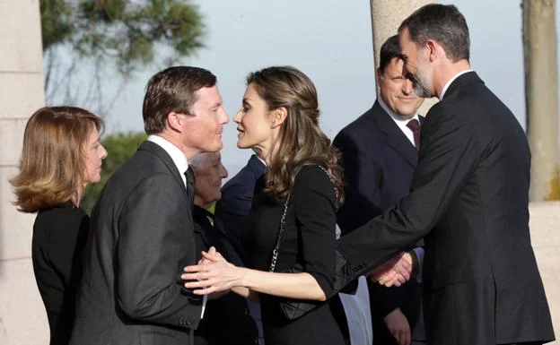 os duques de Calabria junto a la reina Letizia y el rey Felipe. 