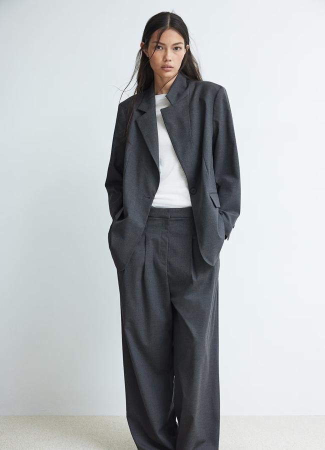 Traje gris oversize de H&M: chaqueta 35,99 euros y pantalón 29,99 euros.