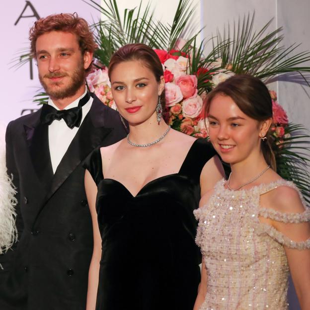 Alexandra de Hannover con su hermanastro, Pierre Casiraghi, y su mujer Beatrice Borromeo.