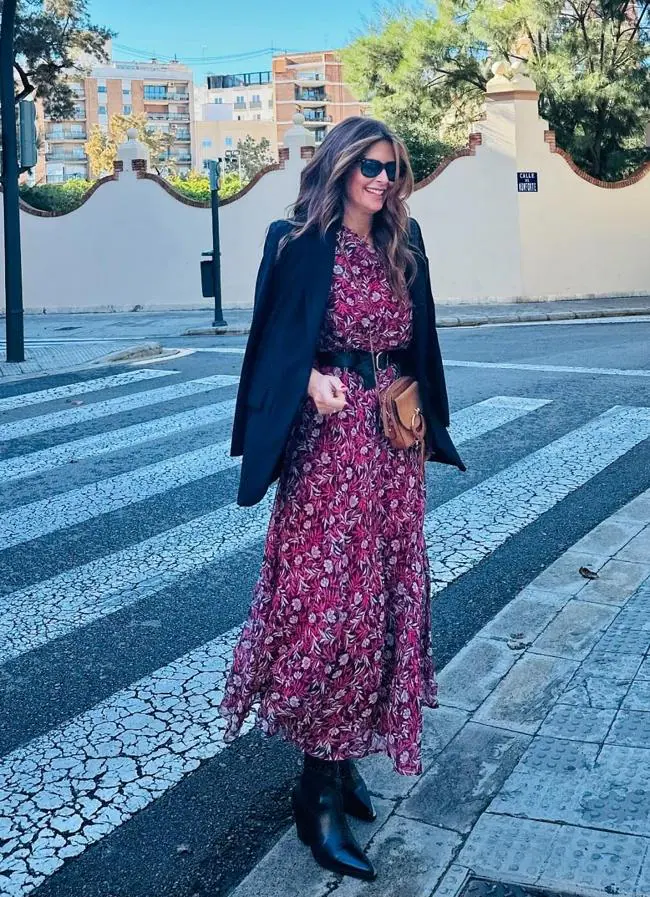 Nuria Roca con un look con vestido largo y botines cowboy. / @lostaconesdeolivia