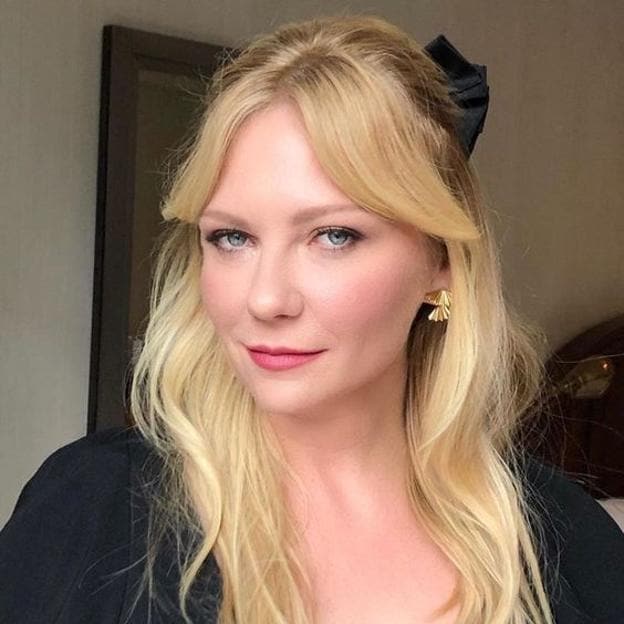 Kristen Dunst con corte de pelo bardot con flequillo cortina para cara redonda