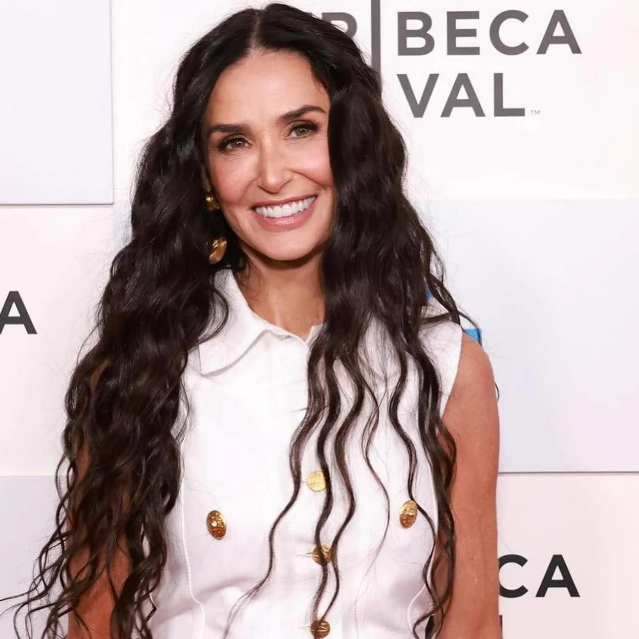 Demi Moore con pelo largo y con volumen/@HOSHOUNKPATIN