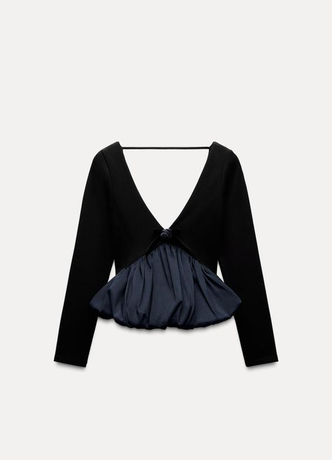 Top con flor y péplum, de Zara.