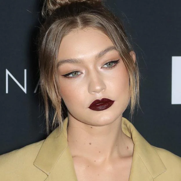 Gigi Hadid con labios oscuros en piel clara