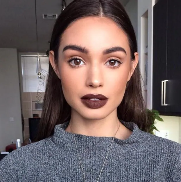 Influencer con labios oscuros en piel media