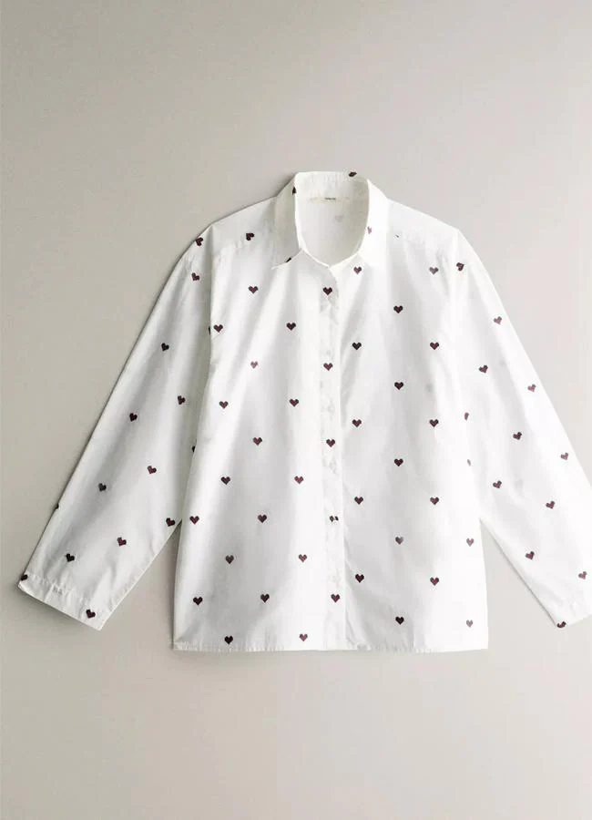 Camisa con estampado de corazones de Zara Home.